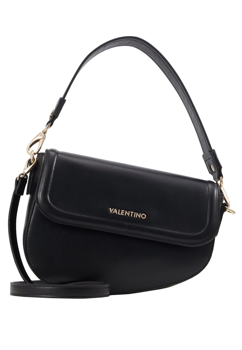 Borsa a spalla in pelle nera con forma curvata, accessori in oro, chiusura a pattina e tracolla regolabile. Presenta un logo stampato sul fronte.