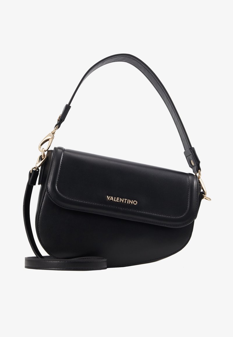 Borsa a spalla in pelle nera con forma curvata, accessori in oro, chiusura a pattina e tracolla regolabile. Presenta un logo stampato sul fronte.