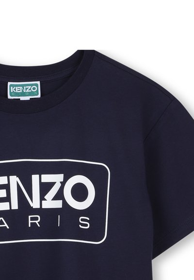 T-shirt en coton bleu marine avec un col rond côtelé et un logo graphique blanc portant l'inscription "KENZO PARIS" sur le devant. Manches courtes, coupe décontractée.