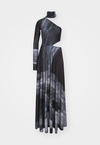  Lange, asymmetrische zwarte jurk met een hoge hals, voorzien van een grijs abstract patroon, één lange mouw en een vloeiende silhouet.