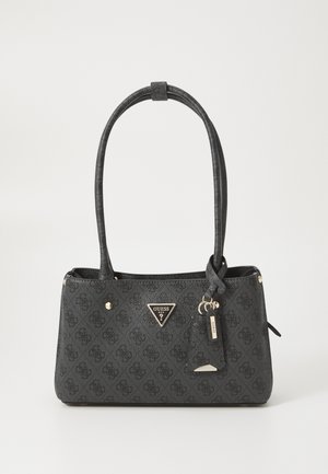 Schwarze Guess-Handtasche mit gemustertem Logoaufdruck, dreieckiger Metall-Logoplakette, doppelten Schulterriemen und angebrachtem markenprägtem Anhänger.