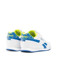 Zapatillas blancas con acentos azules, laterales texturizados y una pestaña del talón de diseño vibrante. Cuenta con un forro interior amarillo y cierre de velcro.