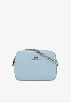 Bolso rectangular azul claro hecho de cuero texturizado con una correa de cadena plateada y un logo en el frente. Cuenta con un cierre de cremallera para acceso.