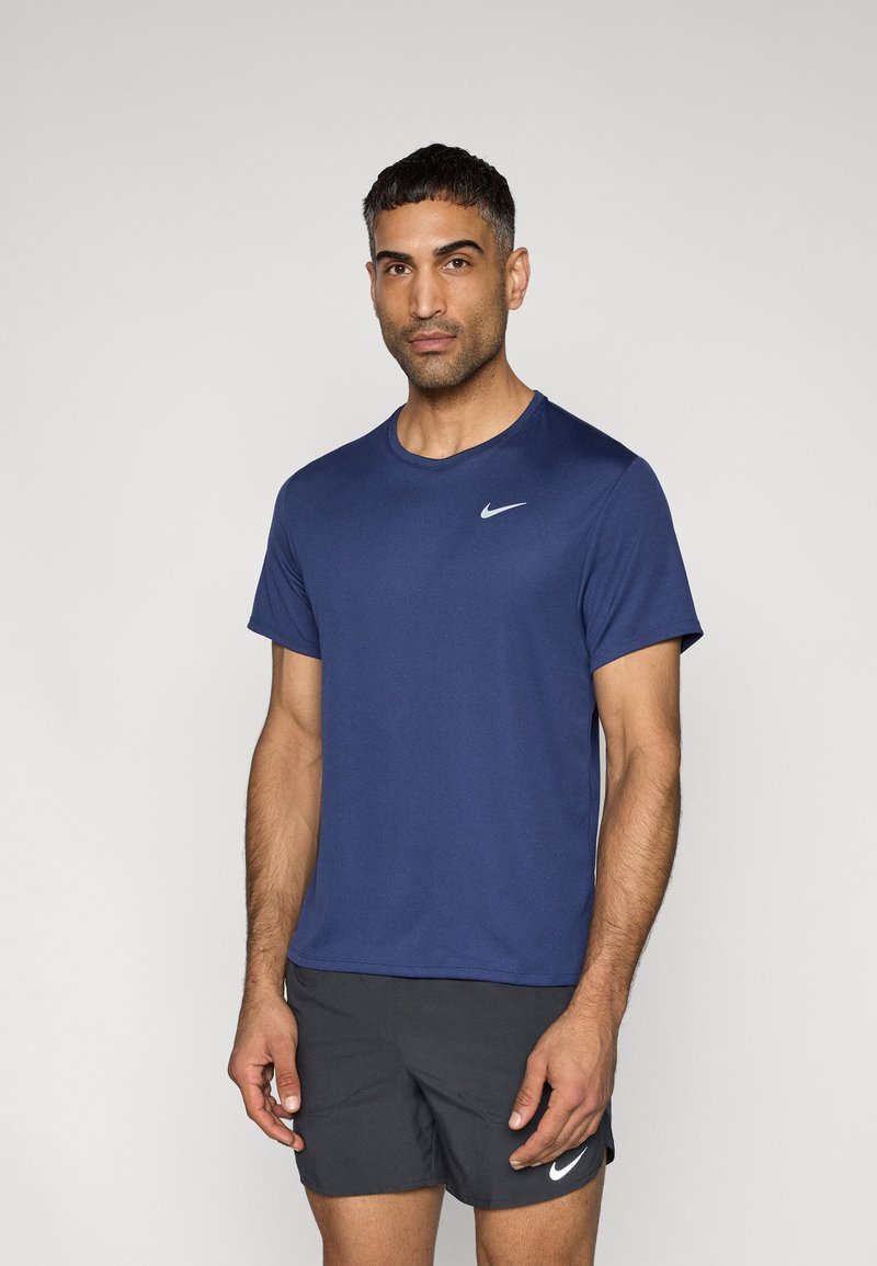 Μπλε ναυτικό μπλουζάκι Nike με στρογγυλή λαιμόκοψη, κοντά μανίκια και μικρό λευκό λογότυπο swoosh στο αριστερό στήθος. Λείο, ελαφρύ ύφασμα.