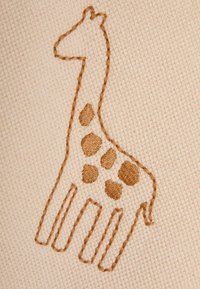 Geborduurd giraffedesign in beige draad op een crèmekleurige, textuurstof, met bruine vlekken en duidelijk gevormde poten in een speelse stijl.