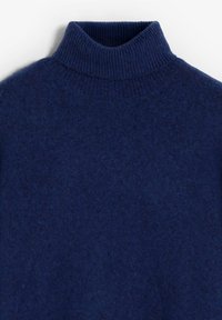 Maglione dolcevita blu navy realizzato in un tessuto morbido e strutturato, caratterizzato da un collo a coste e una vestibilità ampia e confortevole.
