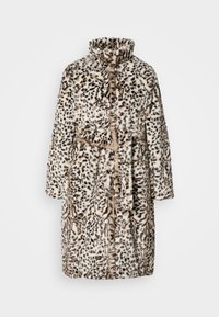 Kabát z imitácie kožušiny so leopardím vzorom, vysokým golierom, dlhými rukávmi, opaskom v páse a mäkkou textúrou. Farby zahŕňajú béžovú, hnedú a čiernu.