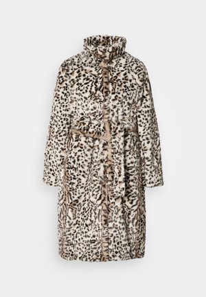 Kaozuh z umělého kožešiny s leopardím vzorem, vysokým límcem, dlouhými rukávy, páskem v pase a měkkou texturou. Barvy zahrnují béžovou, hnědou a černou.