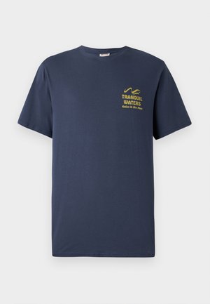 T-shirt in cotone blu navy con maniche corte e scollatura rotonda. Presenta una scritta gialla: "ACQUE TRANQUILLE" accompagnata da una grafica di un'onda.