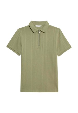 Polo de manga corta color verde oliva con textura acanalada vertical y una cremallera corta en la parte frontal justo debajo del cuello.