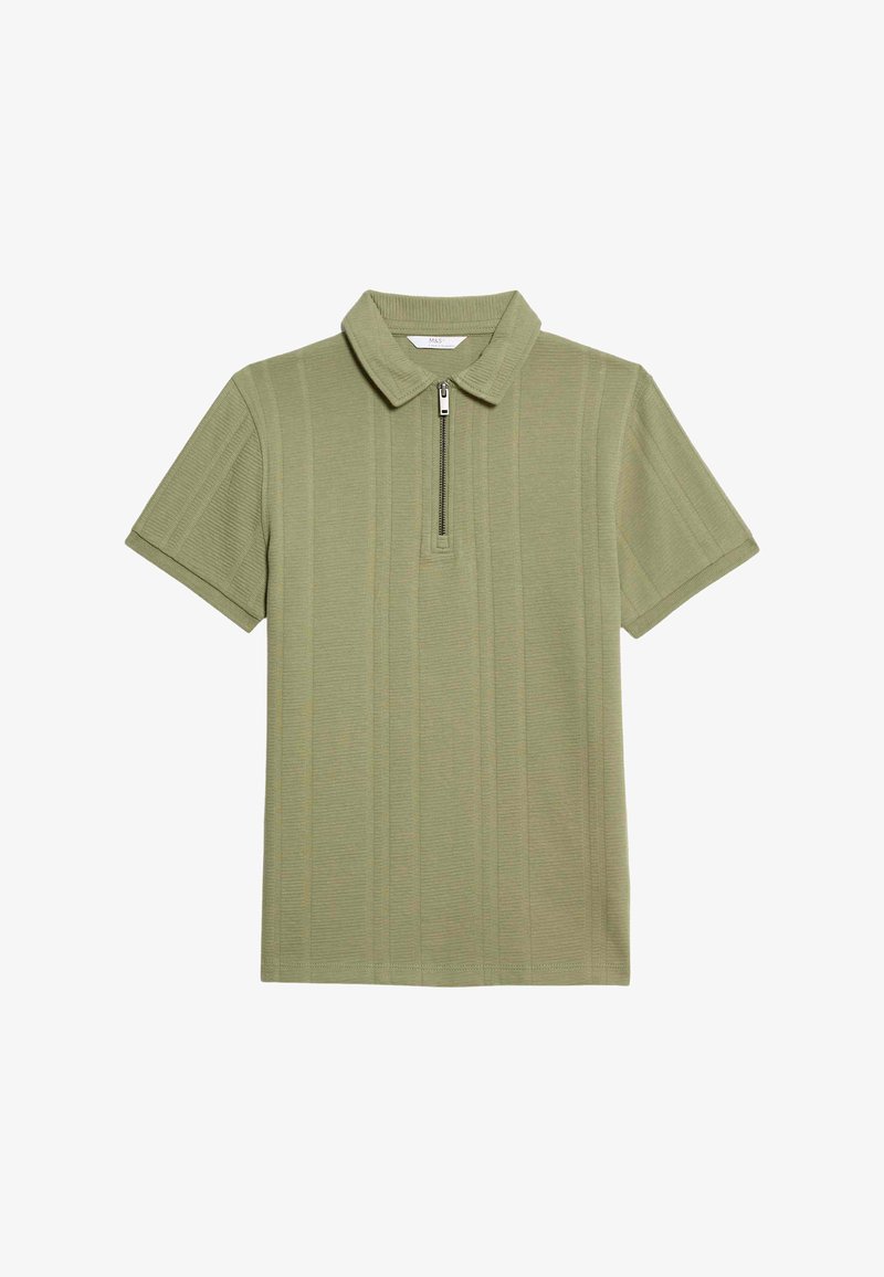 Oliwkowa koszulka polo z krótkim rękawem, z pionową prążkowaną fakturą i krótkim zamkiem z przodu poniżej kołnierzyka.