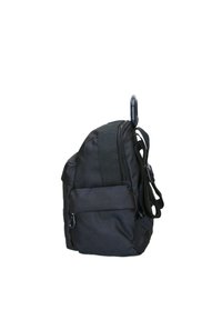 Zaino in nylon nero con superficie testurizzata, dotato di scomparti con zip, una tasca laterale e spallacci regolabili.