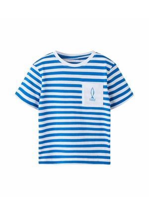 Kortærmet t-shirt med blå og hvide vandrette striber med en hvid brystlomme med et fiskegrafik og teksten "Great Catch".