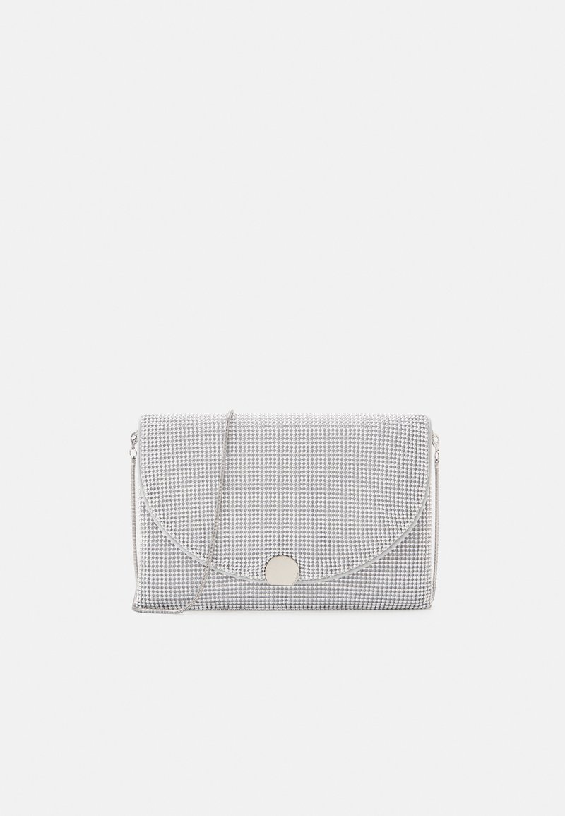 Petit sac pochette de soirée argenté, couvert de strass, avec un rabat incurvé et une fine bandoulière, sur fond blanc.