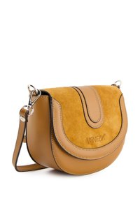 Torebka crossbody z brązowej skóry i zamszu, z zaokrągloną klapą, srebrnymi detalami oraz wytłoczonym logo. Posiada odczepiany pasek.