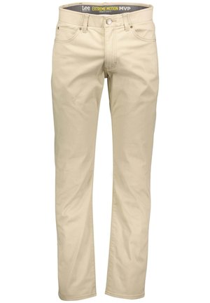 Pantaloni in cotone beige dalla vestibilità dritta, con cinque tasche, chiusura a zip e dettagli cuciti. Fascia in vita etichettata "Lee Extreme Motion MVP."