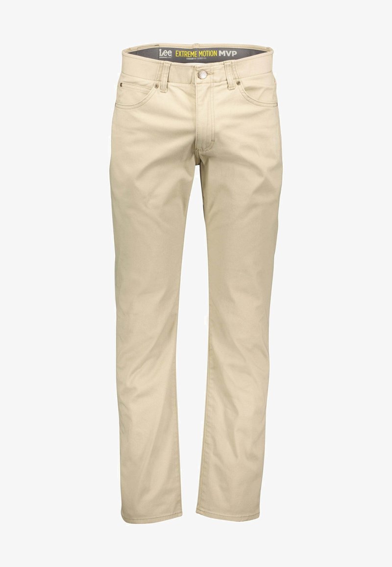 Beżowe bawełniane spodnie o prostym kroju, z pięcioma kieszeniami, zamkiem błyskawicznym i przeszyciami. Pasek w talii oznaczony "Lee Extreme Motion MVP."