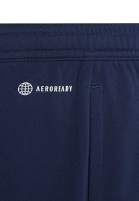 Morskie krótkie spodenki sportowe wykonane z oddychającej tkaniny, z logo "AEROREADY" i gładką teksturą z przeszyciami.