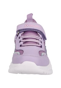 Lila syntetisk sneaker med en vadderad vit sula, utrustad med ett kardborreband, snörning och nätinslag för andningsförmåga.