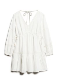 Vestido blanco con escote en V y lazo en la espalda. Presenta mangas largas, cintura fruncida con cordón, falda acampanada y detalles texturizados delicados.
