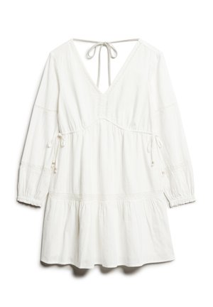 Abito bianco con scollo a V e legatura sul retro. Presenta maniche lunghe, vita arricciata con cordoncino, gonna a strati e delicati dettagli testurizzati.
