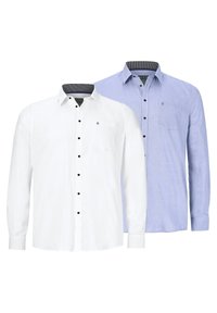 Zwei Langarmshirts: eines schlicht weiß mit schwarzen Knöpfen und einer Tasche; das andere hellblau mit einem dezenten Muster und schwarzen Akzenten.