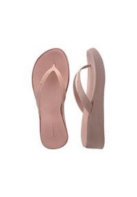 Infradito rosa in gomma con soletta testurizzata, strisce sottili e tacco leggermente rialzato. Nome del marchio visibile su una striscia.