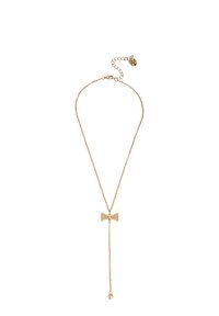 Collana d'oro con un pendente a forma di fiocco e una catena pendente. Presenta un ciondolo a forma di cuore all'estremità. Design semplice e superficie liscia.