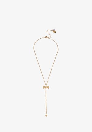 Collana d'oro con un pendente a forma di fiocco e una catena pendente. Presenta un ciondolo a forma di cuore all'estremità. Design semplice e superficie liscia.