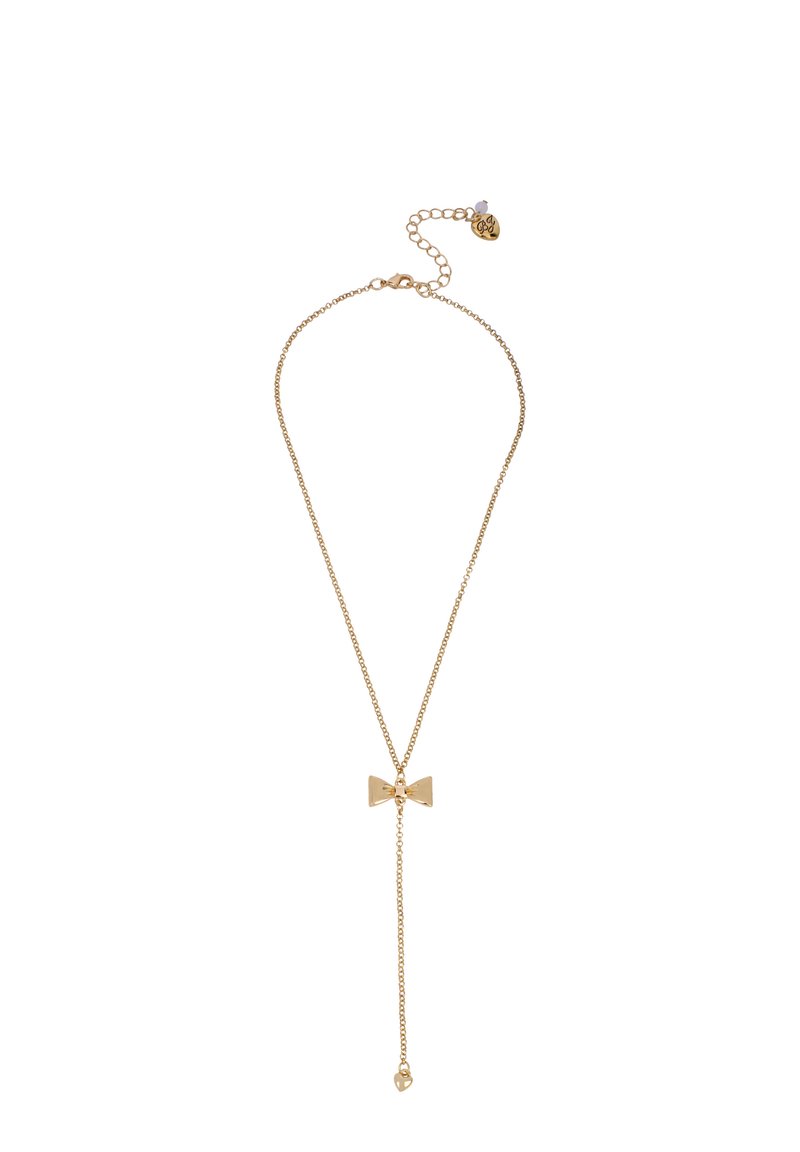 Collana d'oro con un pendente a forma di fiocco e una catena pendente. Presenta un ciondolo a forma di cuore all'estremità. Design semplice e superficie liscia.