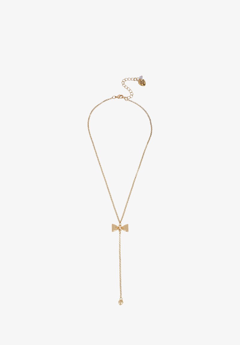 Collana d'oro con un pendente a forma di fiocco e una catena pendente. Presenta un ciondolo a forma di cuore all'estremità. Design semplice e superficie liscia.