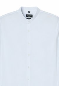 Witte overhemd met lange mouwen en een bandkraag, met een voorste sluiting met knopen en een gladde textuur. Het label zegt "OLYMP."
