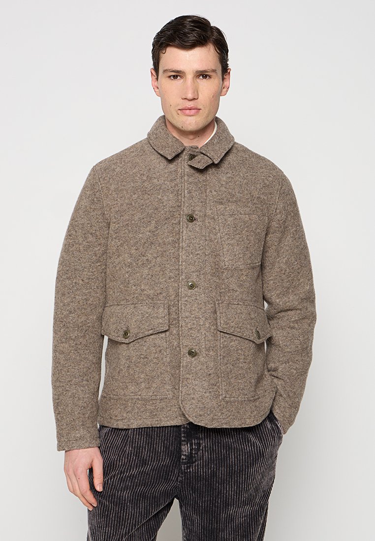 Braune Wollmischung-Jacke mit kragenförmigem Ausschnitt, vorderem Knopfverschluss, zwei unteren Taschen und einer einzelnen Brusttasche. Strukturierter Stoff.
