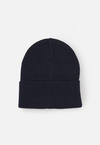 Laine beanie nautique tricoté avec un revers replié, présentant une texture côtelée et un design sans couture, fabriqué à partir d'un matériau chaud et extensible.