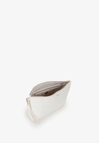 Witte textuur clutch tas met een ritssluiting. Heeft een binnenzak en goudkleurige hardware. Compact rechthoekig ontwerp.