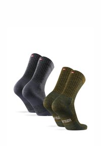 Dos pares de calcetines de tripulación: uno en gris oscuro y otro en verde oliva. Ambos cuentan con texturas acanaladas y suelas acolchadas, con un logo cerca del puño.