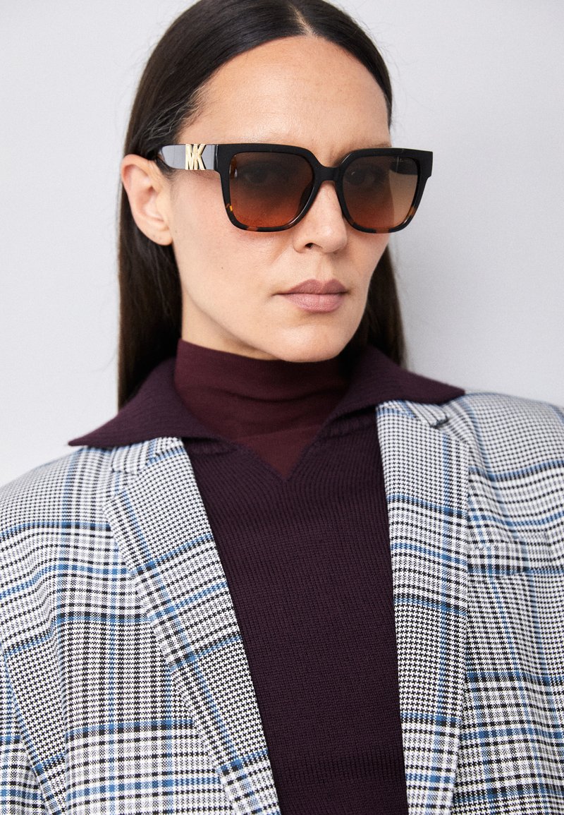 Michael Kors KARLIE Occhiali da sole black/marrone
