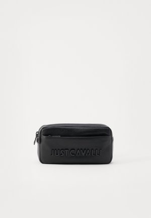 Borsa nera in pelle con zip, con testo in rilievo "JUST CAVALLI", forma rettangolare, superficie testurizzata e design semplice.