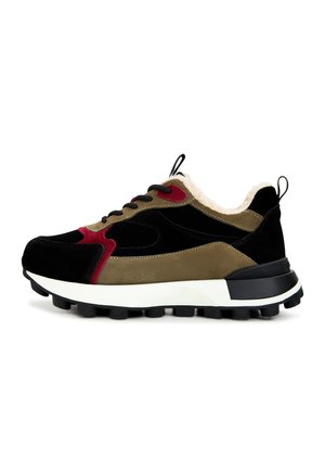 Sneaker negru, măsliniu și roșu, realizat din nubuc și plasă, având o talpă texturată și un interior moale, pufos. Accesorizat cu un tab de prindere.