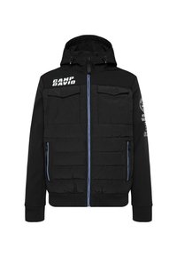 Schwarze Daunenjacke mit Kapuze, ausgestattet mit vier Fronttaschen, blauen Reißverschlüssen und 'CAMP DAVID' Branding auf der Brust und dem Ärmel.