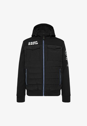 Schwarze Daunenjacke mit Kapuze, ausgestattet mit vier Fronttaschen, blauen Reißverschlüssen und 'CAMP DAVID' Branding auf der Brust und dem Ärmel.