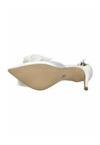 Scarpa con tacco alto in satin bianco, con punta affusolata, caratterizzata da un accento in raso nella parte anteriore e un sottile tacco metallico. Sole liscio, texture minimale.