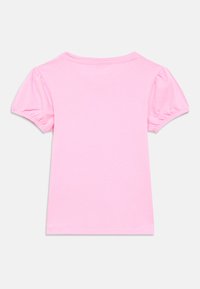 Roosa lühikeste varrukatega T-särk, millel on õhuliselt laienenud varrukad ja ümmargune kaelus. Valmistatud pehmest kangast, lihtsa disainiga, ilma mustrite või detailideta.