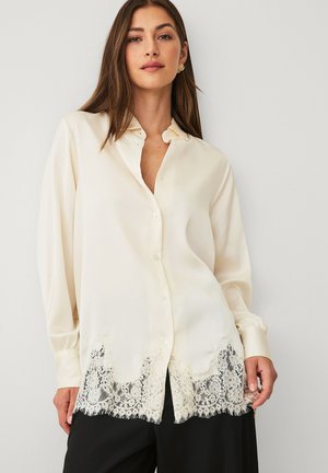 Ellos Collection, SATINBLUSE MIT SPITZENBORTE - Overhemdblouse - white