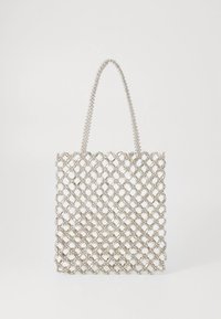 Gennemsigtig håndtaske lavet af sammenflettede sølvperler, rektangulær form, med en perlebesat hank og et åbent vævemønster.