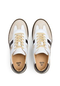 Weiße Sportsneaker mit beige-farbenen Wildlederelementen, braunen Streifen und hellbeigen Schnürsenkeln. Mit einer Gummisohle und einer markierten Innensohle.