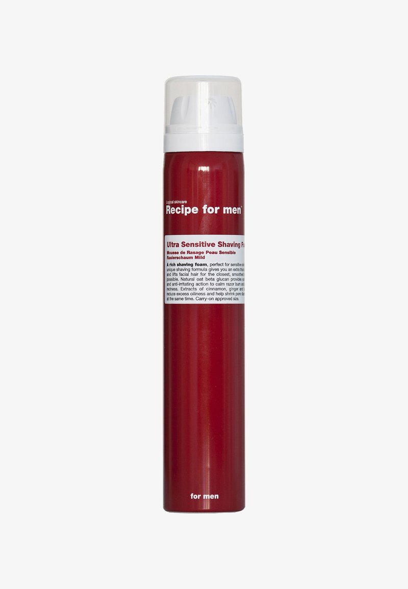 Rote zylindrische Rasiercreme-Dose mit einem weißen Pumpenkopf und glänzender Oberfläche. Mit fettem weißen Text, der das Produkt und die Anwendungshinweise beschriftet.