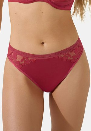 Bordeaux gekleurde string gemaakt van een gladde stof, met kantaccenten en een getextureerde tailleband, die bloemmotieven aan de zijkanten toont.