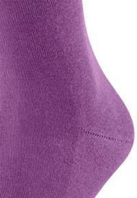 Lila Knöchelsocke mit glatter Textur, geripptem Muster und stromlinienförmiger Form. Verfügt über verstärkten Zehen- und Fersenbereich für Haltbarkeit.