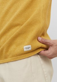 Jack & Jones JJEHILL CREW NECK  - Strickpullover - honey gold